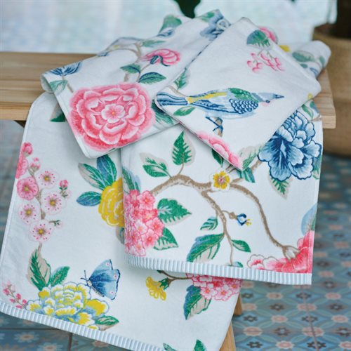 Serviette blanche avec fleurs colorées Good Evening- Par Brunelli serviettes  ,disponible chez Literie-Déco et moi 