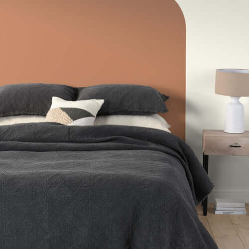 Courtepointe / matelassé STONE WASHED ( charcoal )- Par Brunelli Courtepointe  ,disponible chez Literie-Déco et moi 
