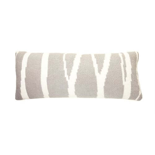 Coussin rectangulaire en peluche blanc et gris URBAN ( 14'' X 36'')- Par Brunelli coussins  ,disponible chez Literie-Déco et moi 