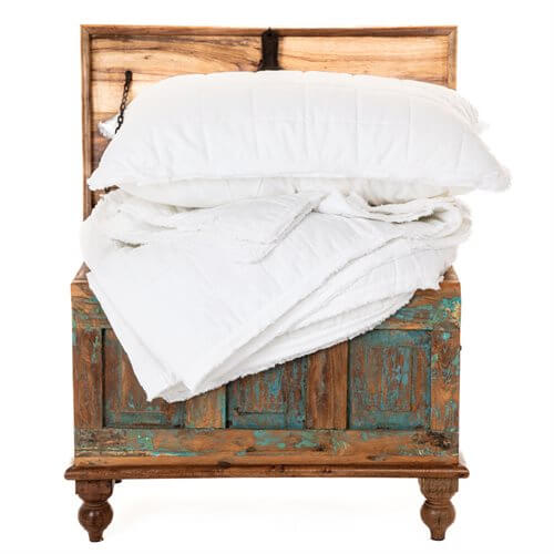 Couverture matelassée en lin piqué blanc POKE - Par Brunelli Couvre-lit  ,disponible chez Literie-Déco et moi 