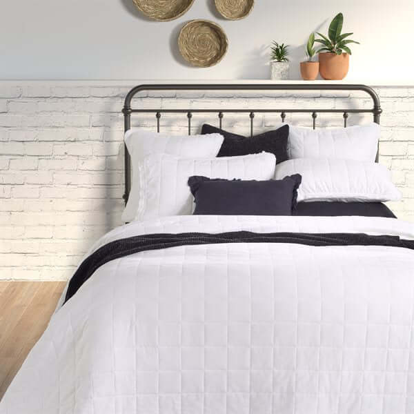 Couverture matelassée en lin piqué blanc POKE - Par Brunelli Couvre-lit  ,disponible chez Literie-Déco et moi 
