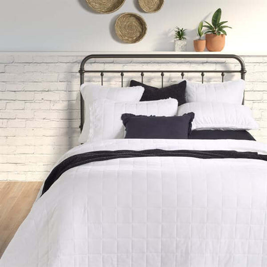 Couverture matelassée en lin piqué blanc POKE - Par Brunelli Couvre-lit  ,disponible chez Literie-Déco et moi 
