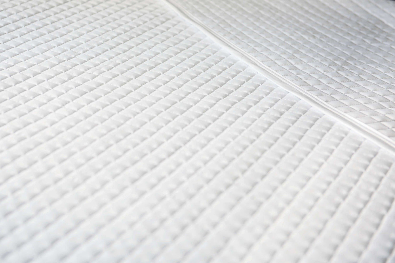 Couverture PIQUÉE ( Blanc ou charcoal ) Couvertures  ,disponible chez Literie-Déco et moi 