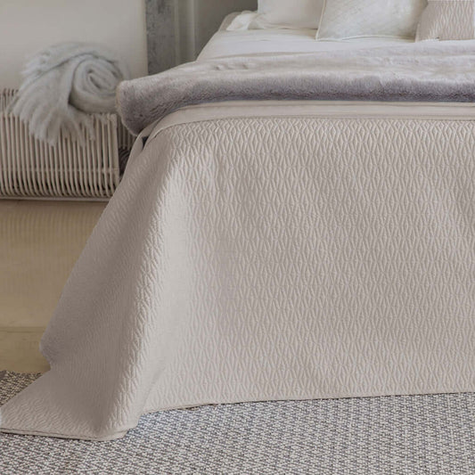 Ensemble de couverture matelassée DIAMANT ( Beige ) Couvre-lit  ,disponible chez Literie-Déco et moi 
