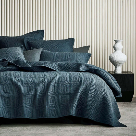 Ensemble de couvre-lit GRID ( Indigo ) Couvre-lit  ,disponible chez Literie-Déco et moi 