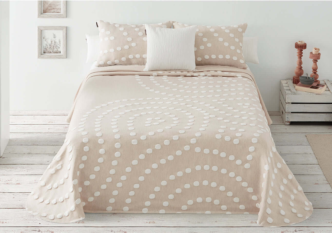 ( Fait au Québec ) Ensemble couvre-lit POLKA ( beige) Housse de couette  ,disponible chez Literie-Déco et moi 