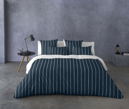 (Fait au Québec) Housse de couette DEVON ( marine et blanc) - Ensemble 4 pièces ) Housse de couette  ,disponible chez Literie-Déco et moi 