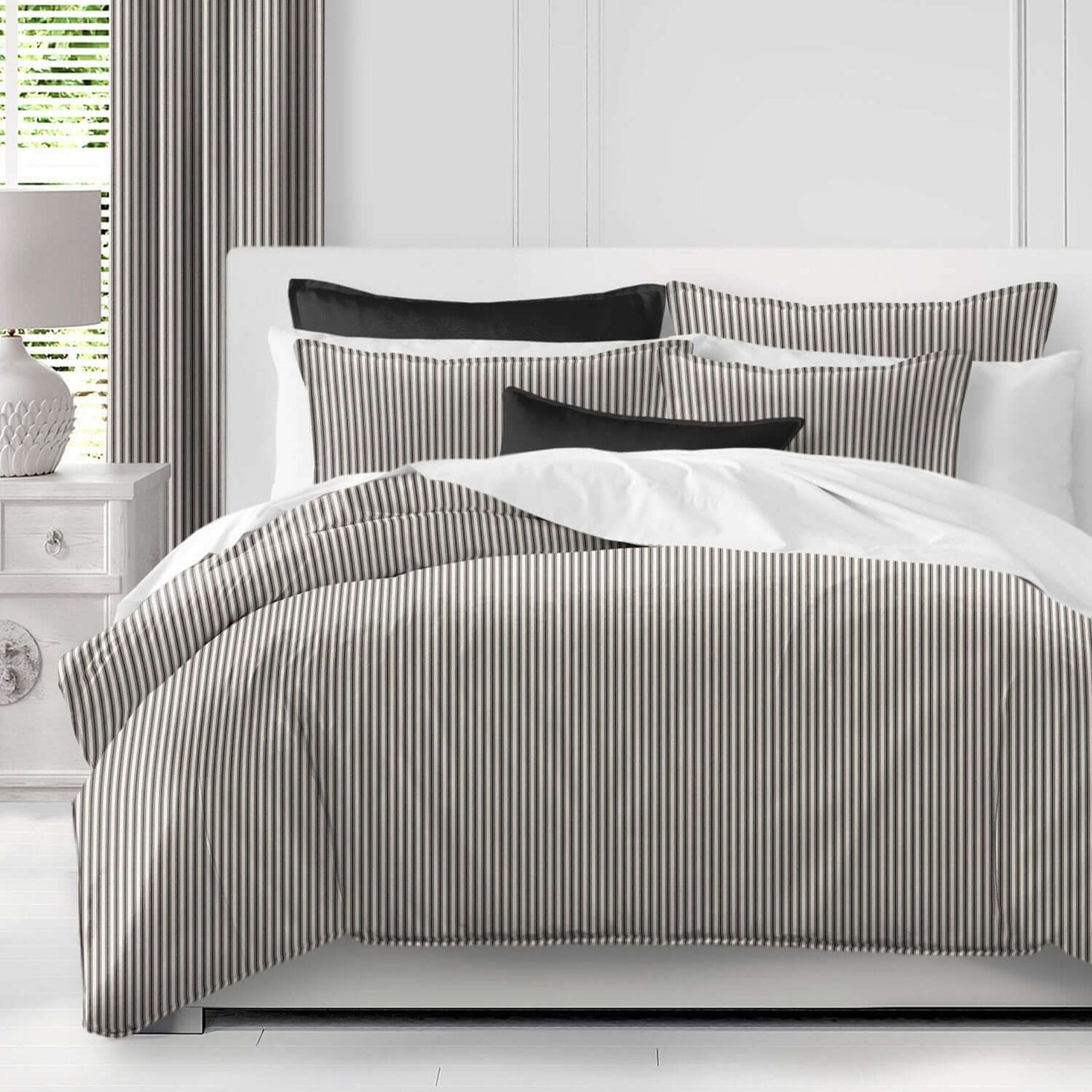 Housse de couette RAYURES CLASSIQUES ( Noir / Lin ) - Par Colcha Linens Housse de couette  ,disponible chez Literie-Déco et moi 
