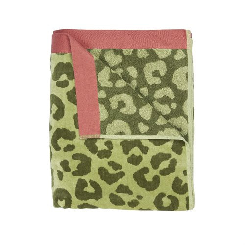 Serviette de plage avec imprimé léopard vert Wildcat- Par Brunelli serviettes de plage  ,disponible chez Literie-Déco et moi 